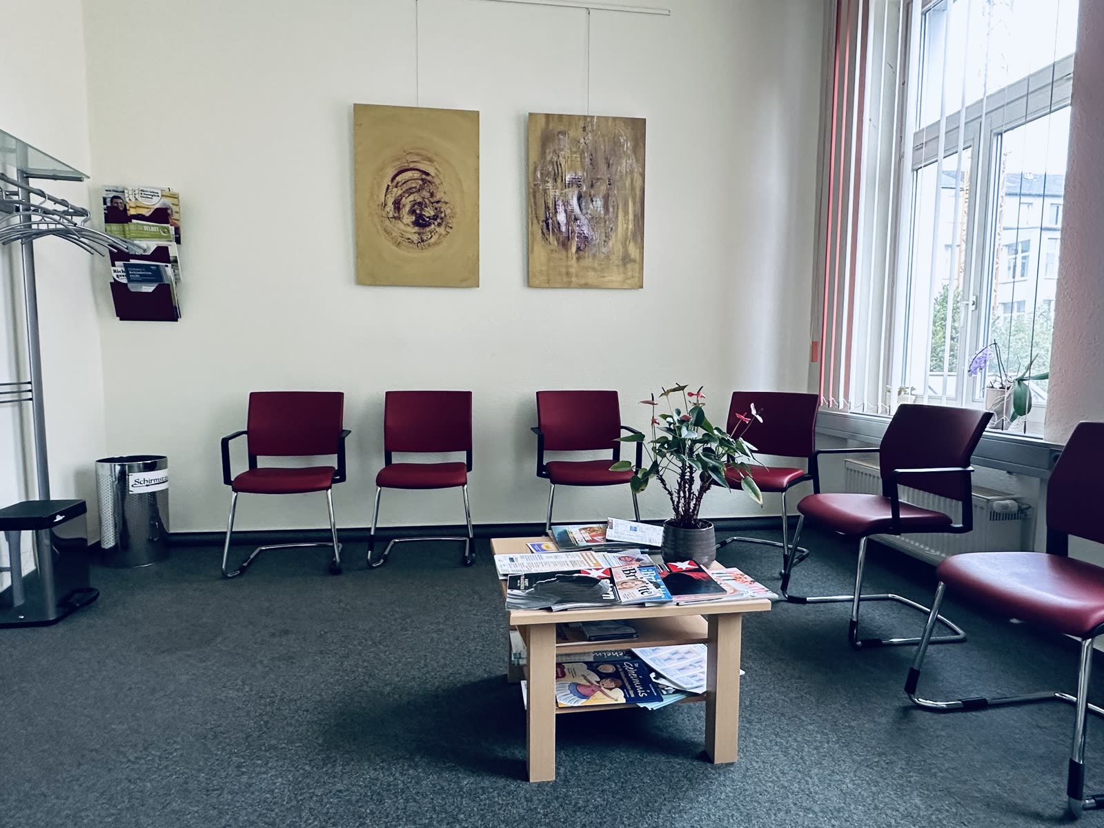 Wartezimmer der Praxis mit Sitzgelegenheiten und Fenstern